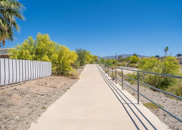 Hébergement de vacances Large Havasu Retreat With Private Heated Pool And Gameroom For Family Fun