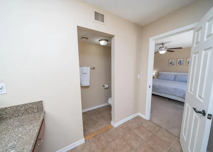 Hébergement de vacances Large Havasu Retreat With Private Heated Pool And Gameroom For Family Fun *