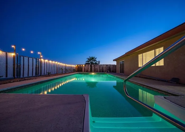 Hébergement de vacances Large Havasu Retreat With Private Heated Pool And Gameroom For Family Fun