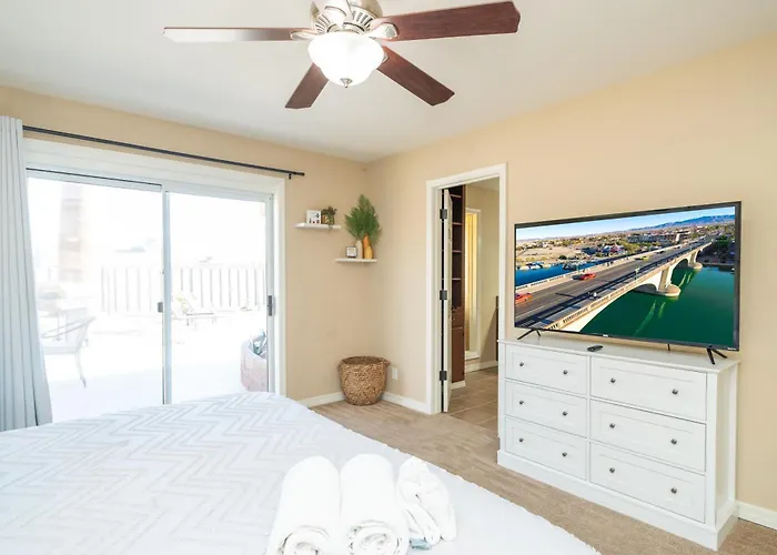 Large Havasu Retreat With Private Heated Pool And Gameroom For Family Fun Hébergement de vacances