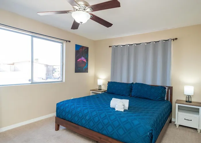 Hébergement de vacances Large Havasu Retreat With Private Heated Pool And Gameroom For Family Fun