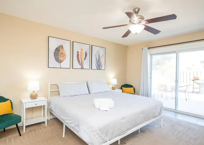 Large Havasu Retreat With Private Heated Pool And Gameroom For Family Fun Hébergement de vacances *