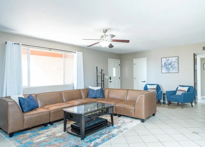 Hébergement de vacances Large Havasu Retreat With Private Heated Pool And Gameroom For Family Fun *