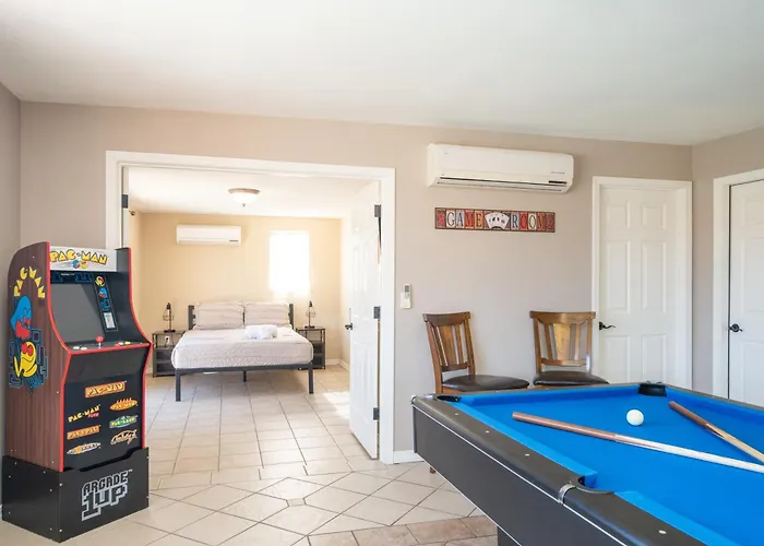 Large Havasu Retreat With Private Heated Pool And Gameroom For Family Fun Hébergement de vacances
