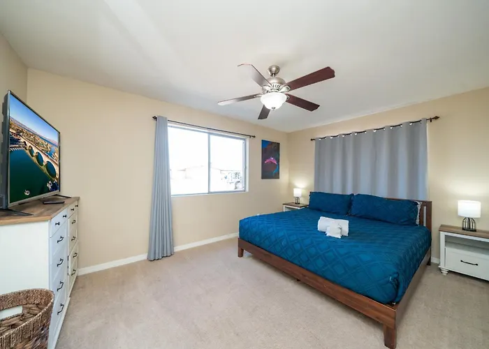 Hébergement de vacances Large Havasu Retreat With Private Heated Pool And Gameroom For Family Fun