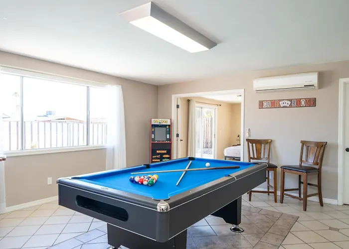 Hébergement de vacances Large Havasu Retreat With Private Heated Pool And Gameroom For Family Fun *