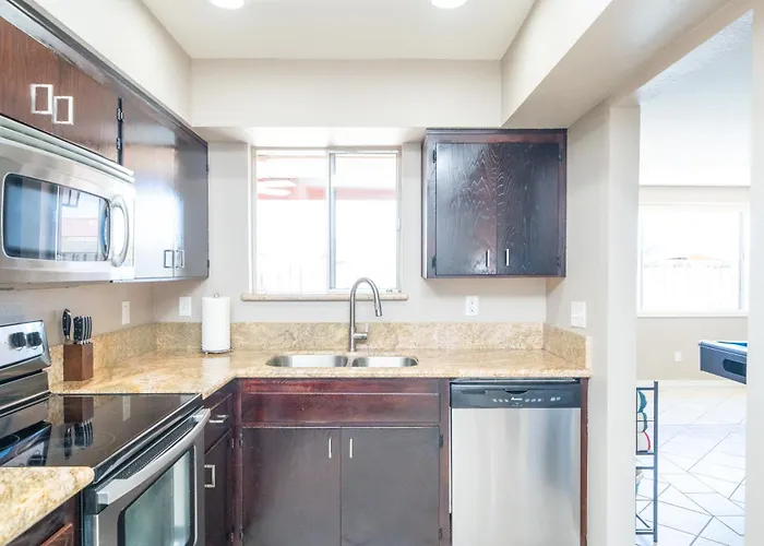 Hébergement de vacances Large Havasu Retreat With Private Heated Pool And Gameroom For Family Fun Lake Havasu City