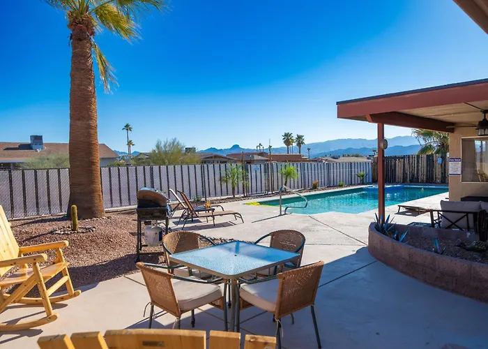 Large Havasu Retreat With Private Heated Pool And Gameroom For Family Fun Hébergement de vacances