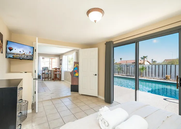 Hébergement de vacances Large Havasu Retreat With Private Heated Pool And Gameroom For Family Fun *