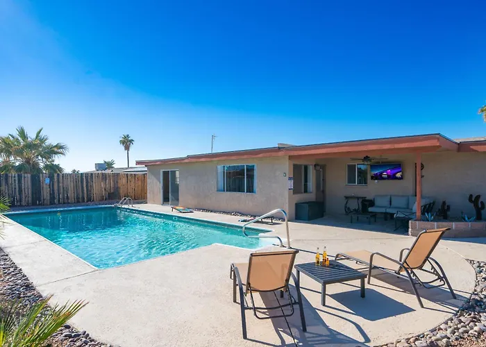 Large Havasu Retreat With Private Heated Pool And Gameroom For Family Fun Hébergement de vacances