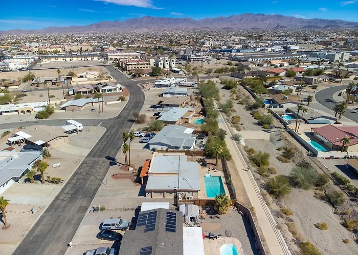 Hébergement de vacances Large Havasu Retreat With Private Heated Pool And Gameroom For Family Fun